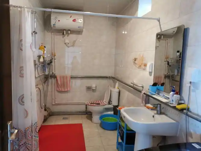 因为自建房有自己设计的权利,所以就把卫生间弄的大些,还是要个痛快经