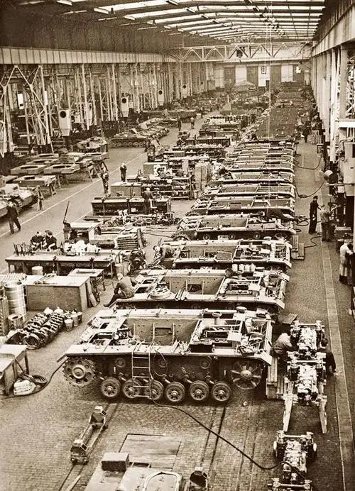 1940年,一个批量生产作战飞机的德国工厂里,工人们手上的又一架亨克尔