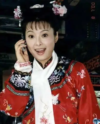 45岁袁立现身虹桥机场素颜下一身黑衣尽显大姐范