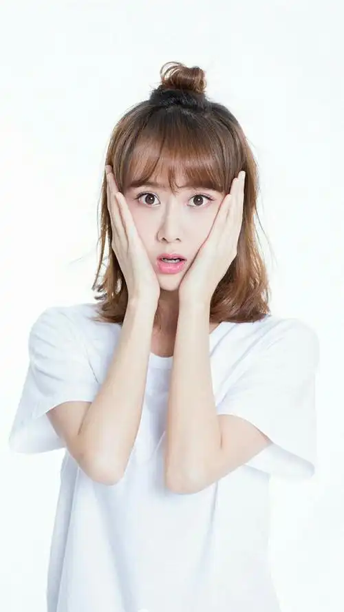 曹曦月表情鬼马俏皮少女范儿十足为寒冬增添暖意