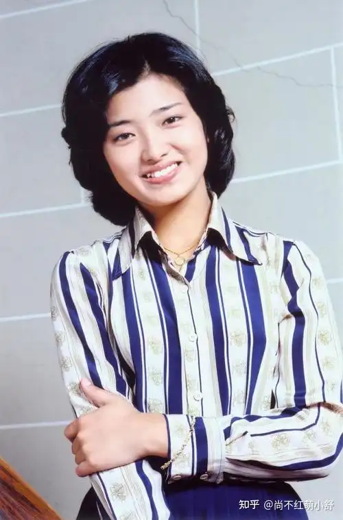 山口百惠老年发福也挺气质穿衬衫配九分裤从容优雅老去真美