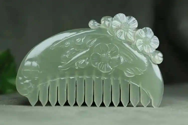 素雅 手感顺滑 雕工精细 玲珑精致 梳子是人们日常生活的一个常用工具