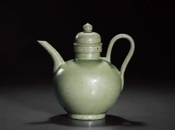 五代越窑青釉划花执壶