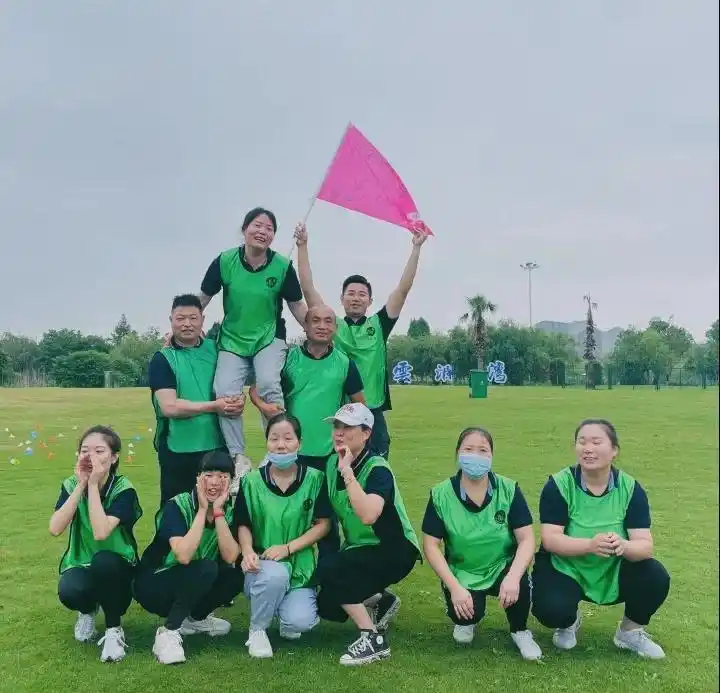 用特殊的形式加快队员之间相互了解,写队名/想队号/唱队歌/摆队形.