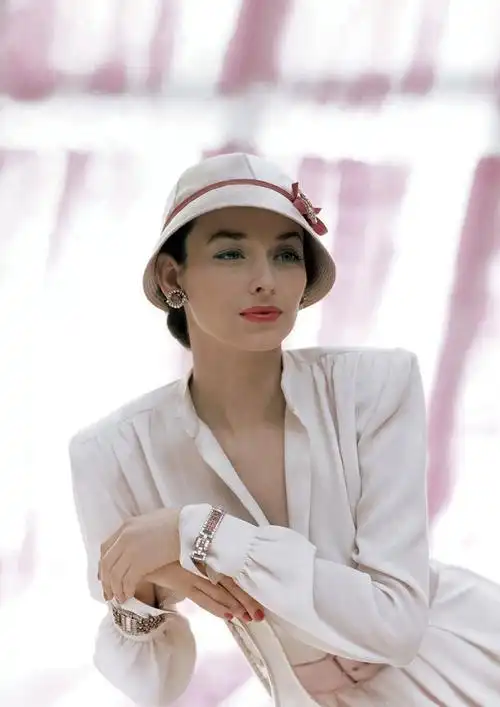 经常与不同的男人来往,并养了一只猫,这给了邻居美国作家736_1040竖版