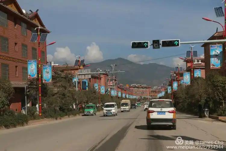 宁蒗县城.我们穿城而过.
