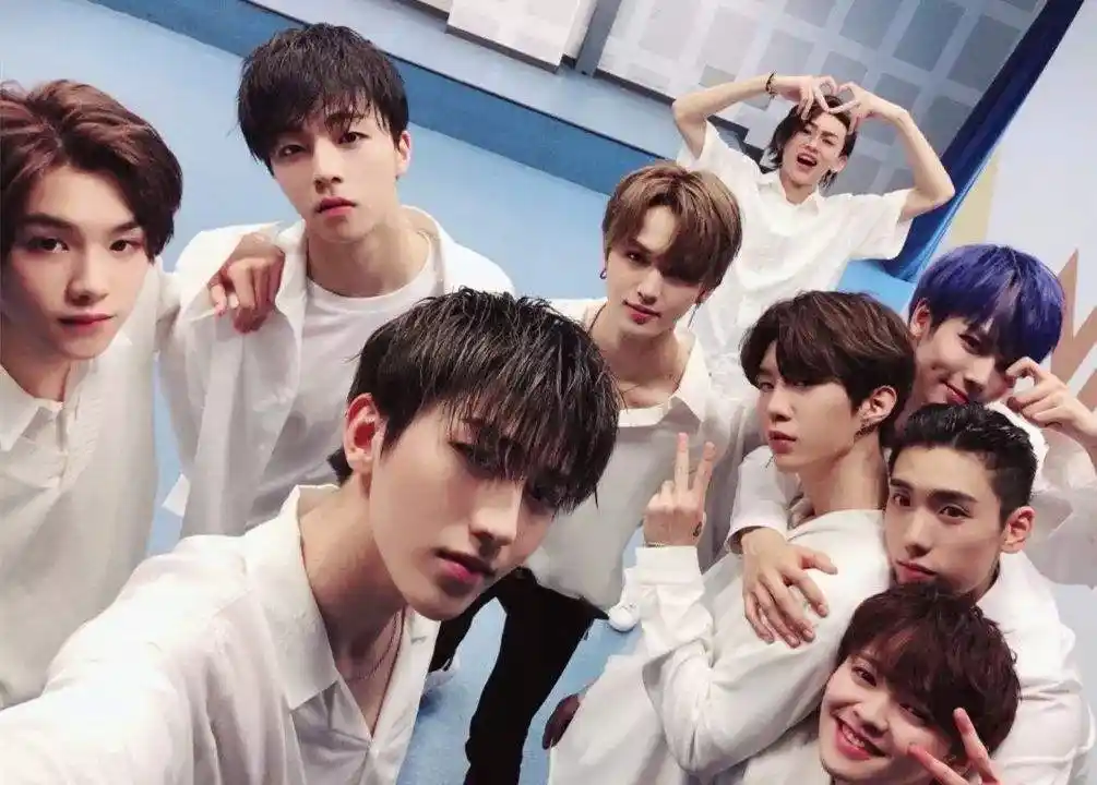 男团百分九最新合体,全员红衣很喜庆,网友:为什么坤坤这么矮?