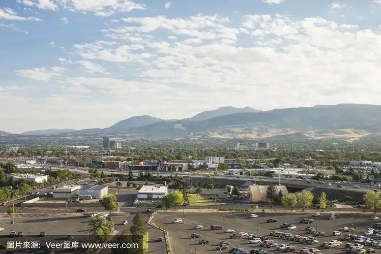 里诺内华达城市风景山景多云的夏天的一天