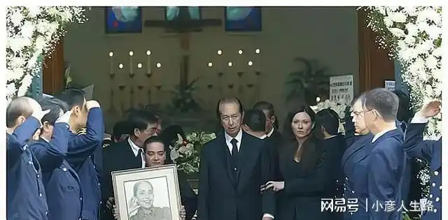 蓝琼缨离世第9天赌王原配黎婉华的墓地被重新打扫摆满了鲜花