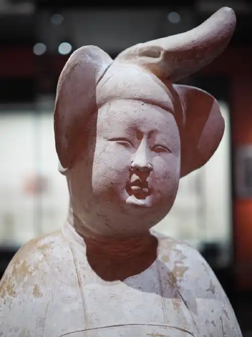 唐侍女俑西安博物院藏