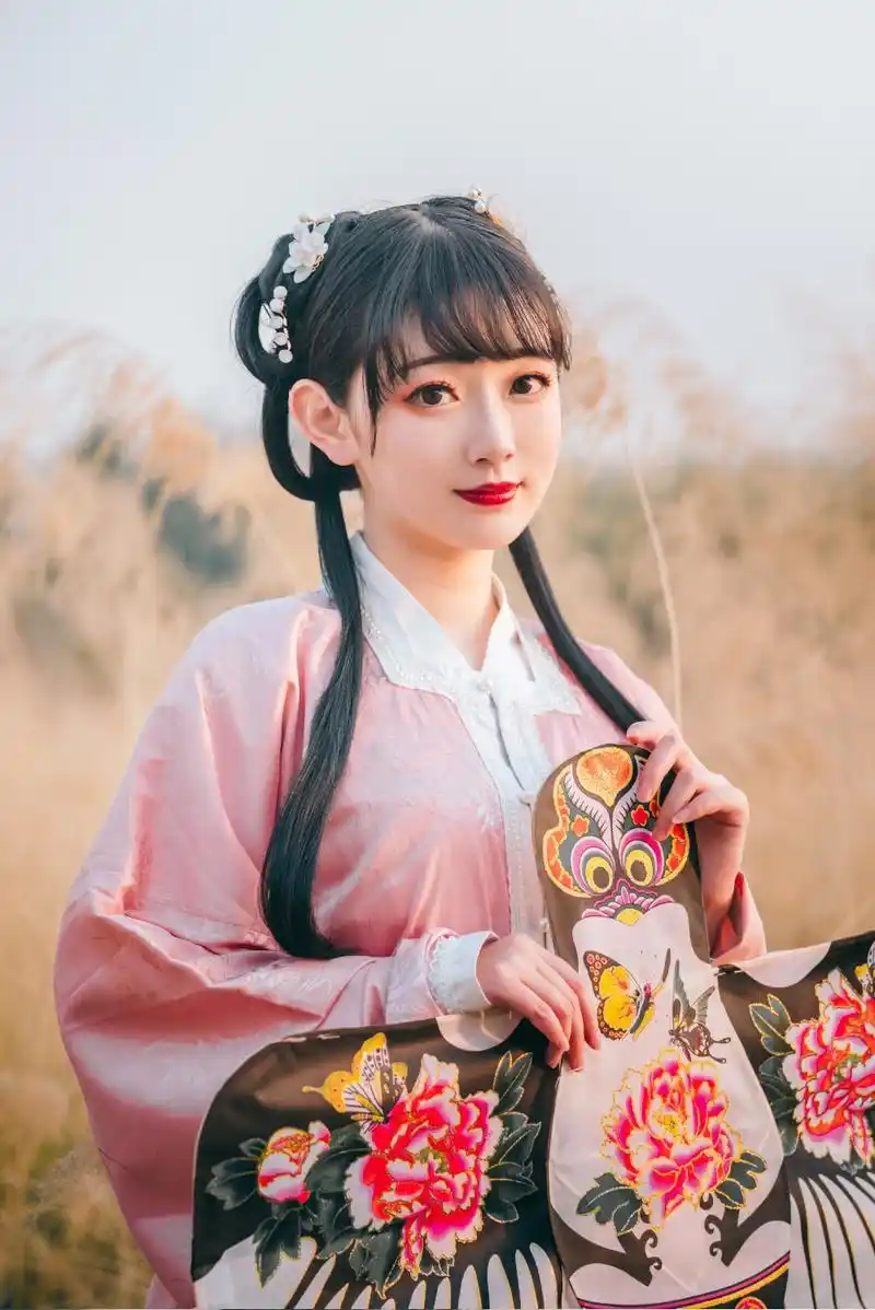 芦苇丛中的汉服少女,身着桃色短衫珠圆玉润