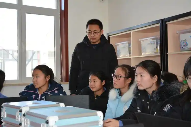 西田各庄中学初二学生参加创客体验