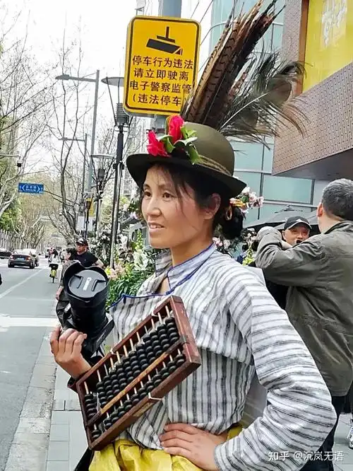 上海网红作家鸡毛姐是什么让她把荒诞变成了神话