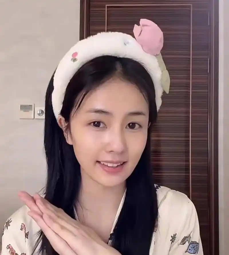 白鹿素颜依然很美,长相清秀,甜美可人!