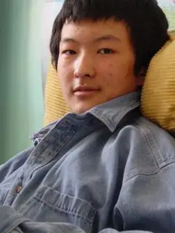 故事fm有一期是吴子尤的妈妈柳红回国祭拜儿子时的自述,柳红