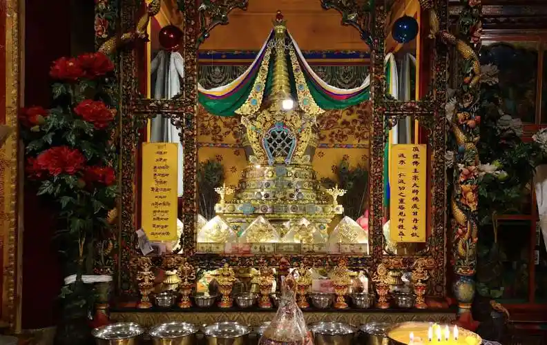 甘丹赤钦波米仁波切灵塔