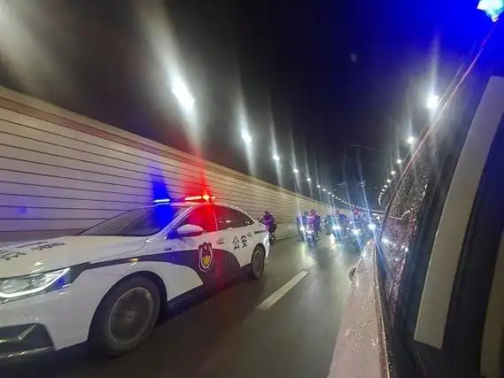轮渡停航,上海警方警车押道护送非机动车过江