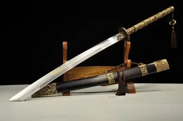 游牧民族的冶炼技术决定弯刀旁边还有一座墓碑歪斜的斩马刀墓,听祖母