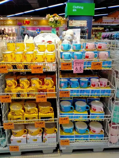 3,家庭用品堆码陈列(塑料制品,收纳整理类,清洁配件,杯壶,保鲜盒,饭盒