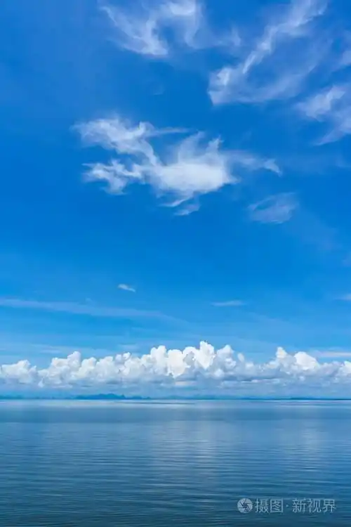 湖面上蓝天白云.照片-正版商用图片2pch9f-摄图新视界