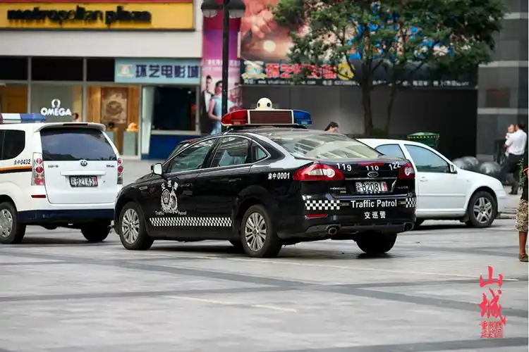 原始图片   重庆的警车很有型,不过没拍到沃尔沃牌的,刚来的时候看见