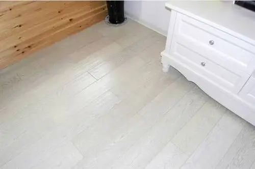 喜欢白色地板的朋友建议使用灰白色地板