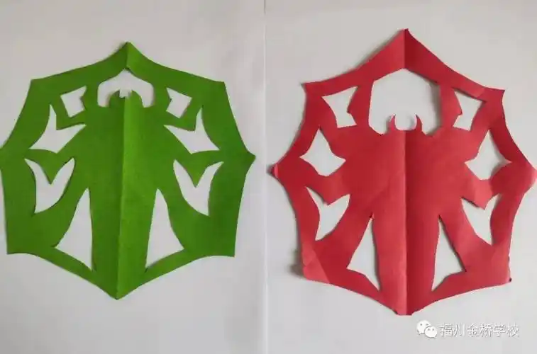 一张张五彩的薄纸,创造出一张张美丽的轴对称图形组成的剪纸作品,精彩