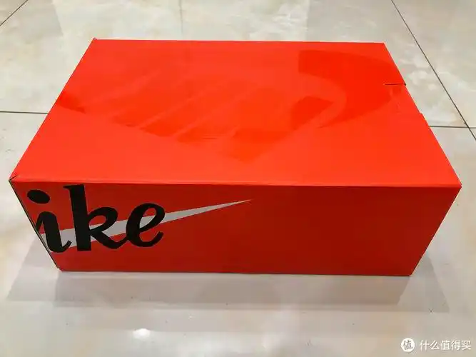 大橙鞋盒鞋盒侧面如果你买两双sacai x nike 的话,两个鞋盒的nike是