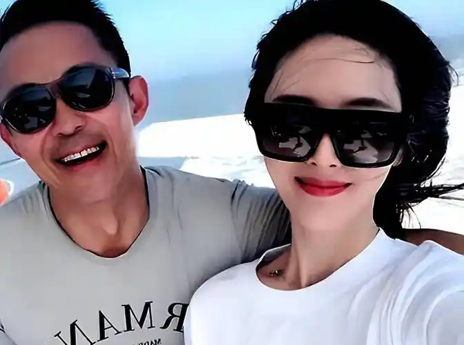 56岁侯勇出席亿级豪宅聚会,娇妻提爱马仕,丰腴身材似孕态_王瑞_爱情