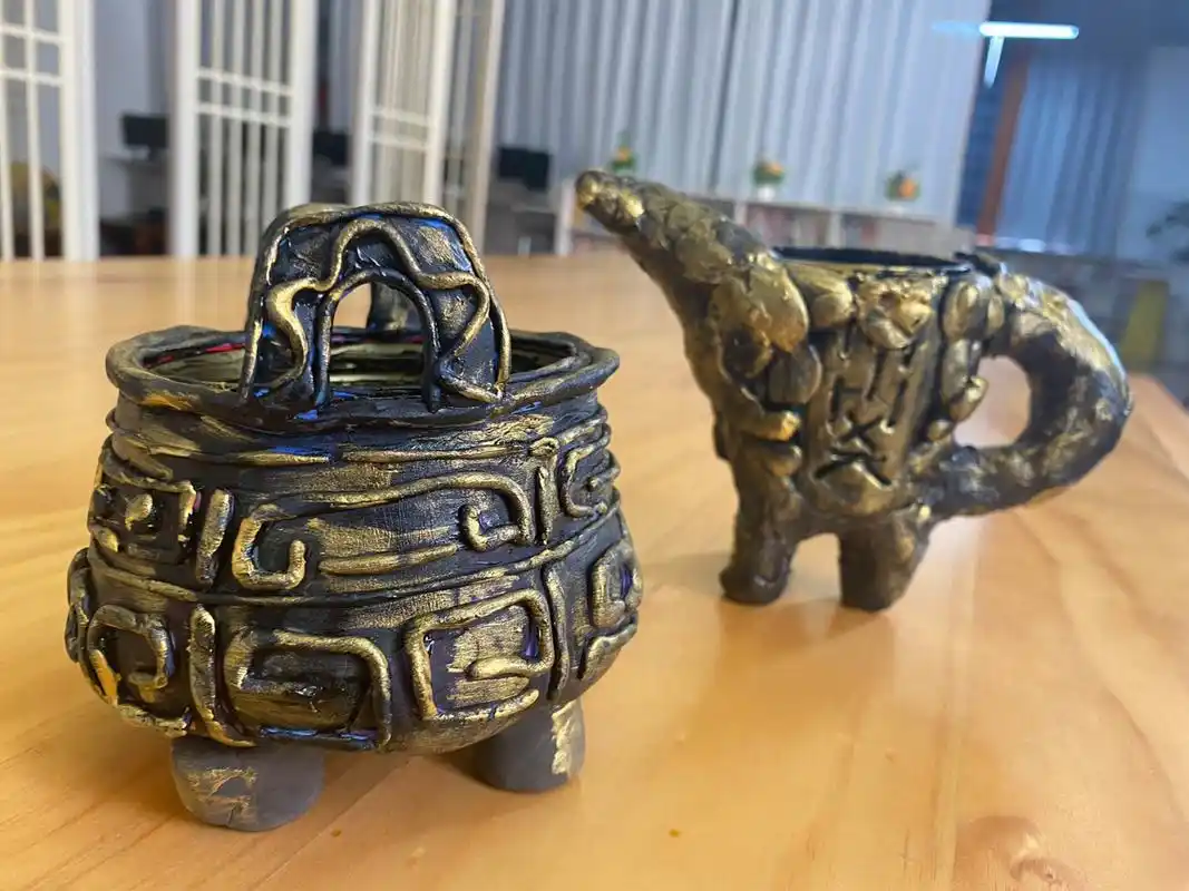 超轻黏土 | 青铜器 大的器物用塑料杯或者没用的铁盒为基础,裹上黏土