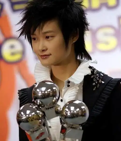 "选秀鼻祖"李宇春:21岁一夜爆红,38岁单身不婚,父母也很着急