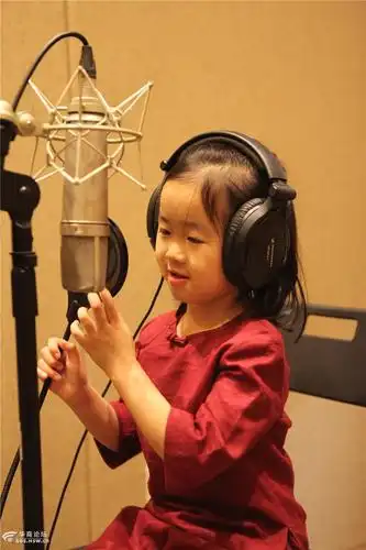 5岁小女孩录音棚唱歌走红 网友:吐舌忘词萌翻天