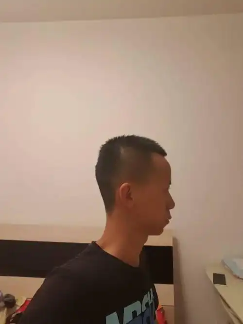 去面试空乘,,,有点扁头,,,该理个啥发型呢,从侧面看头型好看