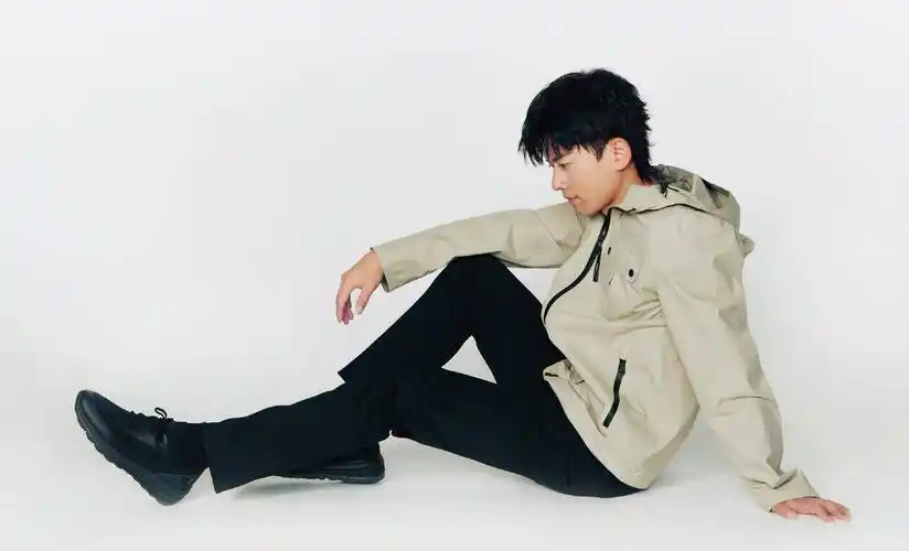 张杰首次登上《费加罗男士》封面,黑白西装皮裤,太酷了!