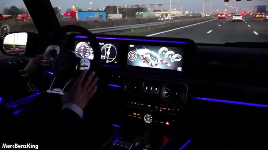 【搬运:奔驰g63夜间驾驶 】2019 mercedes g63 amg夜间驾驶,豪华感