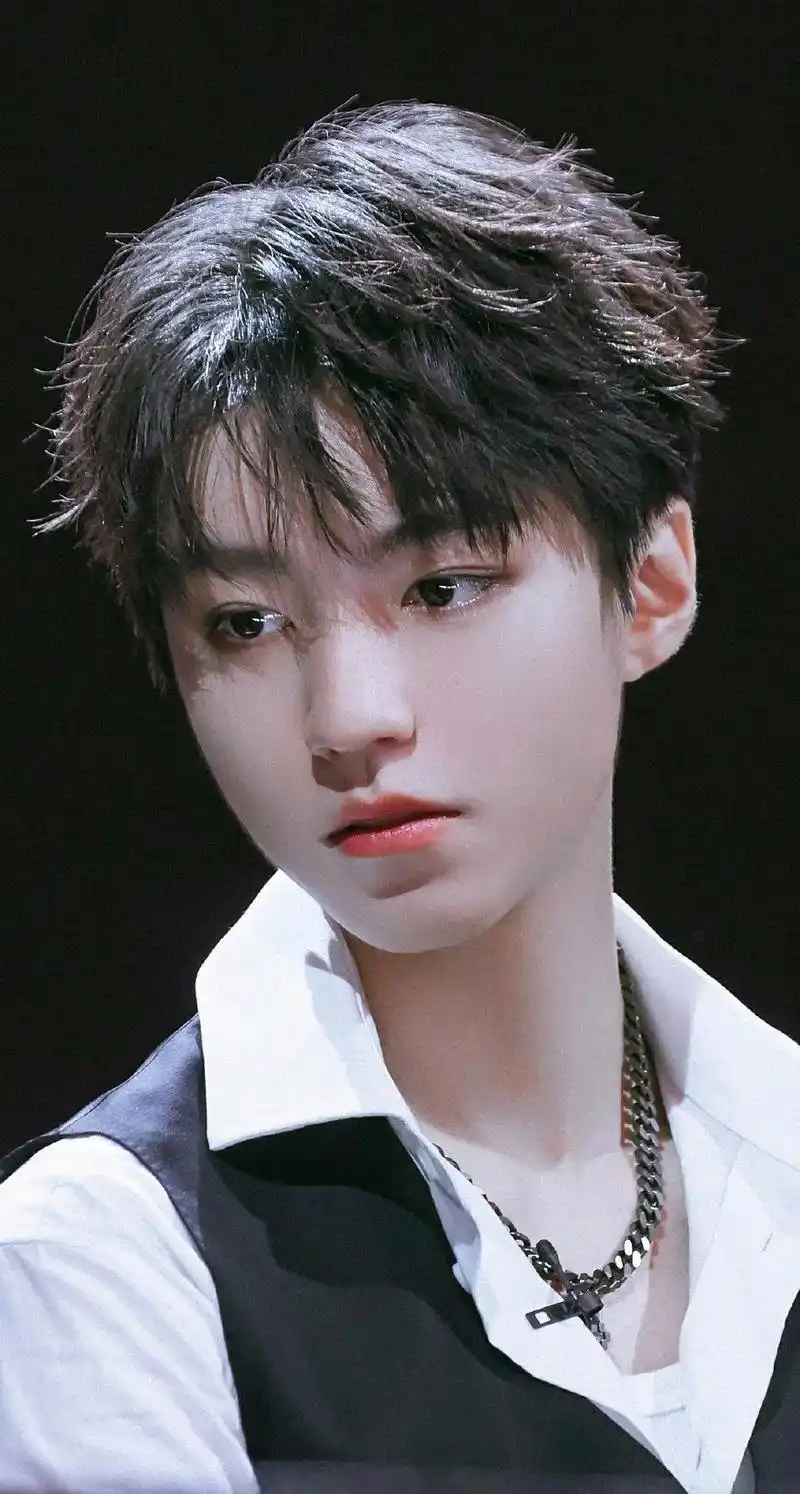 潜看一下王俊凯壁纸#王俊凯#爱豆#抖音小助手 - 抖音