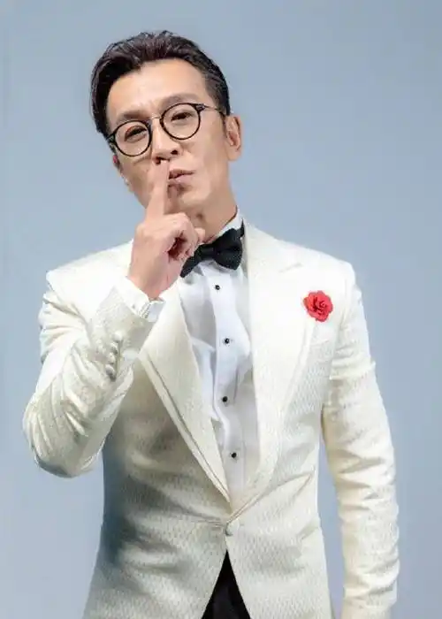 但是李咏这样一个乐天派,给大家带来欢乐的主持人,竟然演讲的如此悲观