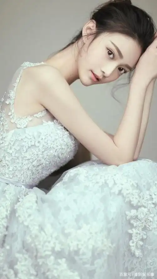 小可爱盛蕙子,白皙粉嫩,化身花仙子,隔着屏幕都能闻到花香扑鼻