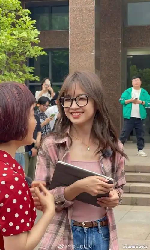 王冰冰是1990年出生的中国内地记者,主持人,up主.