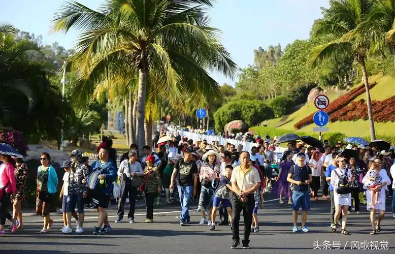 发财中国年海南三亚春节假期景区人潮涌动旅游一片火旺