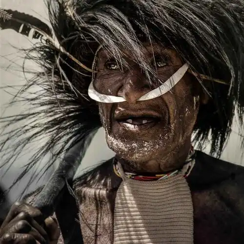 兽皮做衣兽骨为饰摄影师拍摄印度尼西亚的原始部落