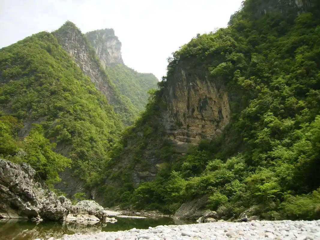 远处的高山,依然是三叠系的石灰岩,那险峻的陡坎,也是典型的岩溶地貌