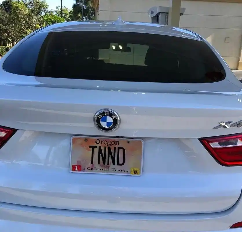 澳大利亚的车牌是可以定制的.