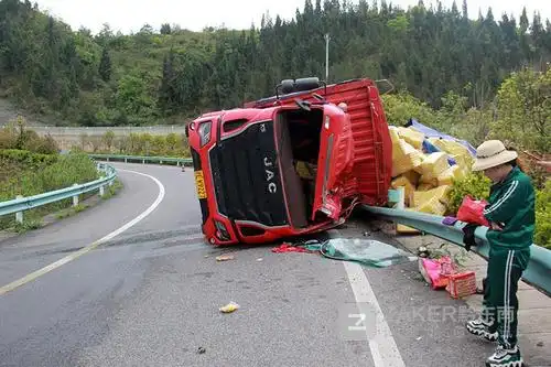 转弯时速度过快 大货车高速路匝道侧翻_腾讯新闻