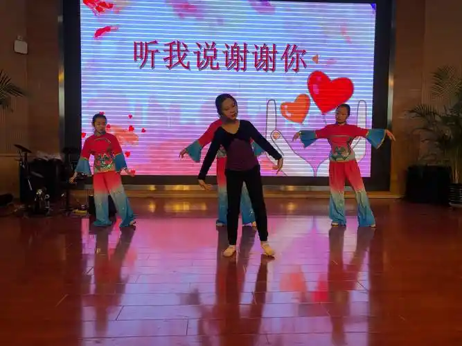 五(2)班同学带来的舞蹈《听我说谢谢你》,优美的动作中表达了同学们对
