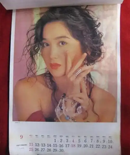 尤其是印着各种女明星的挂历最受欢迎.