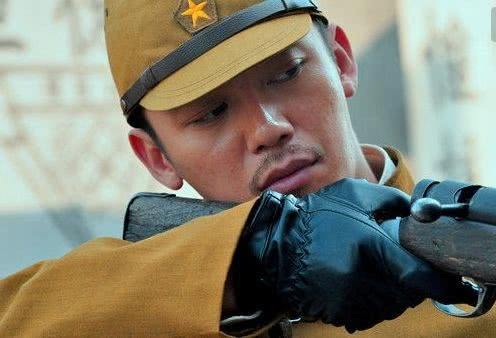 中的日本军官"山下奉武"一角,之后还出演了谍战剧《黑狐》中的松本弥