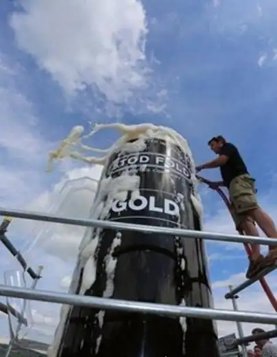 世界上最大的酒瓶高4米能装3664斤啤酒创吉尼斯纪录