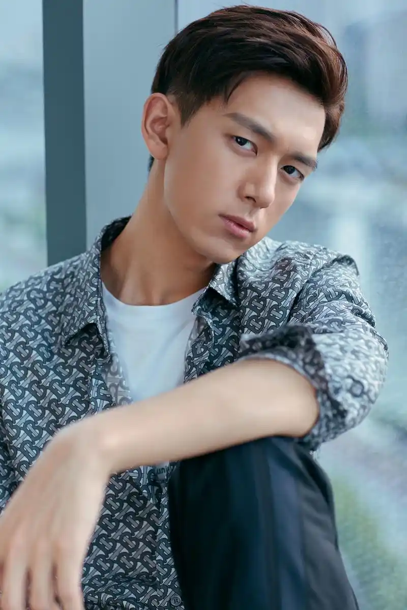 叮!周末福利来袭 李现九宫格的帅气请查收