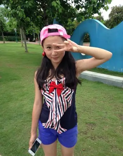 请问刘姝辰这种照片是用什么美图工具弄出来的?